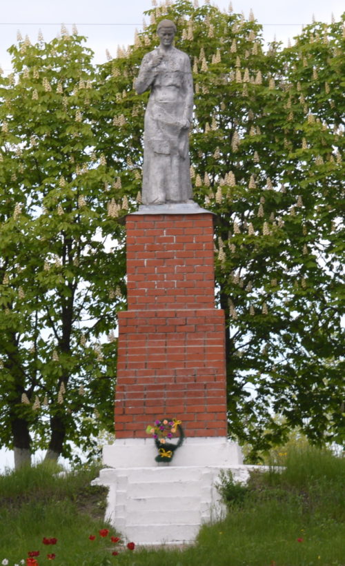 с. 1-ые Поныри Поныровского р-на. Памятник у клуба, установленный в 1955 году на братской могиле, в которой захоронено 123 советских воина.