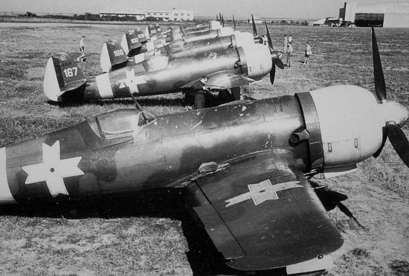 Румынские истребители IAR 80 на аэродроме. Сентябрь 1941 г.