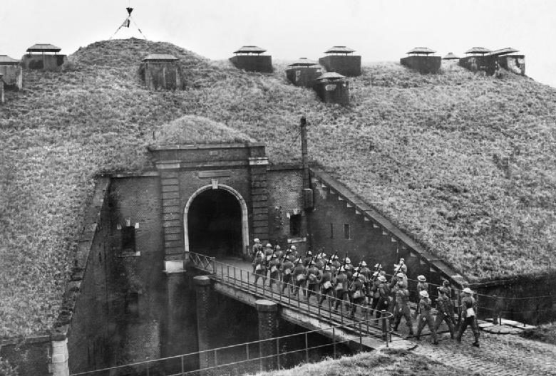 Британские войска входят в один из фортов Линии Мажино. 1939 г.