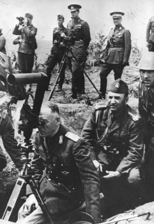 Король Румынии Михай I на наблюдательном пункте во время учений в оккупированной Бессарабии. Сентябрь 1941 г.