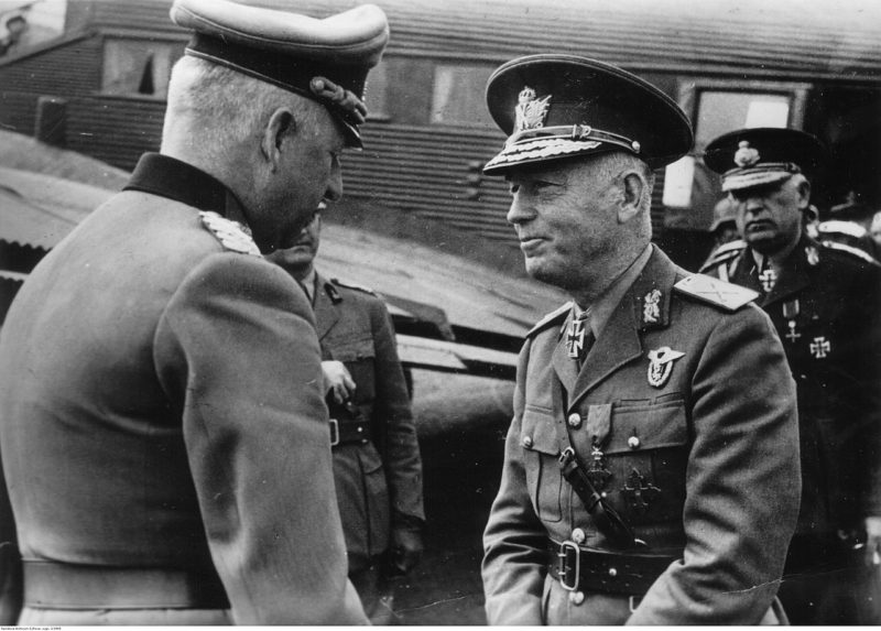 Маршал Эрих фон Манштейн и маршал Иона Антонеску на полевом аэродроме. 1943 г.