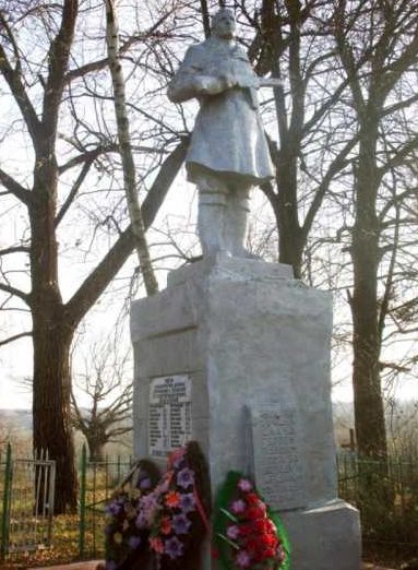 д. Арбузово Дмитриевского р-на. Памятник, установленный в 1967 году на братской могиле, где захоронено 20 советских воинов. 
