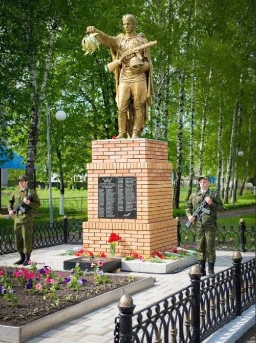 п. им. Карла Либкнехта Курчатовского р-на. Памятник, установленный на братской могиле, в которой похоронено 44 советских воина.