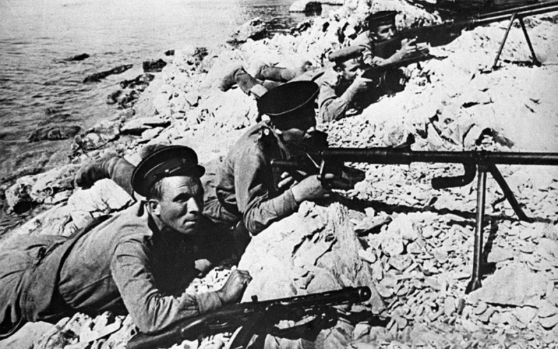 Морские пехотинцы из отряда Цезаря Куникова у поселка Станичка возле Новороссийска. 1943 г. 
