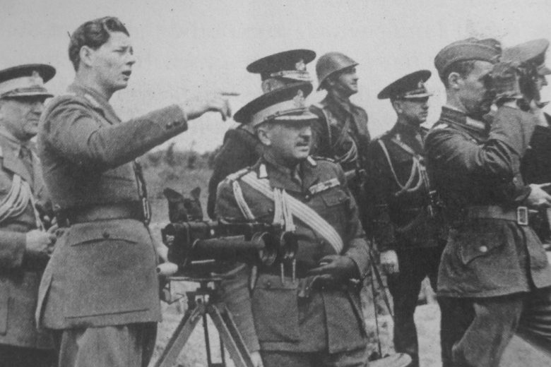 Король Румынии Михай I на наблюдательном пункте во время учений в оккупированной Бессарабии. Сентябрь 1941 г. 