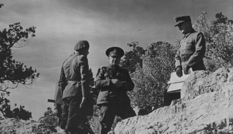 Командующий 7-м румынским горным корпусом генерал Уго Шваб и командующий XXXXIX-м горным корпусом Вермахта генерал Рудольф Конрад в Крыму. Февраль 1944 г. 