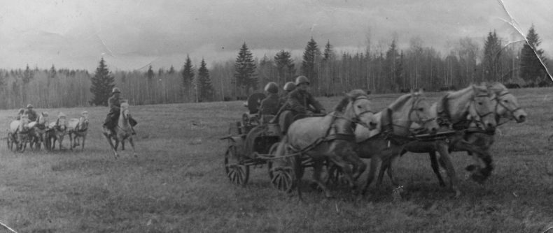 Пулеметные тачанки 2-го гвардейского кавалерийского корпуса на марше. Сентябрь 1943 г. 