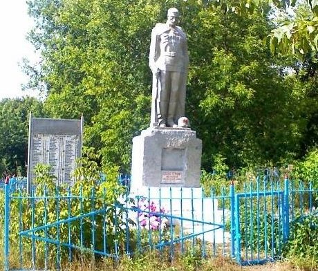 д. Богословка Дмитриевского р-на. Памятник, установленный в 1969 году на братской могиле, где захоронено 120 советских воинов.