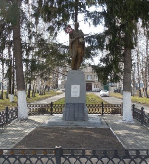п. К.Либкнехта Курчатовского р-на. Памятник у Дома культуры, установленный в 1959 году на братской могиле, в которой похоронено 28 советских воинов.