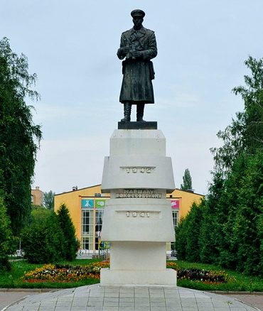 г. Курск. Памятник почетному гражданину Курска К.К. Рокоссовскому был открыт в 2005 году. Автор проекта - В. Клыков.