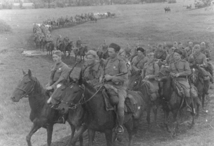 Конники 2-го гвардейского кавалерийского корпуса на марше. Сентябрь 1943 г.