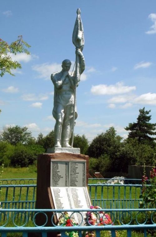 с. Генеральшино Дмитриевского р-на. Памятник, установленный в 1961 году на братской могиле, где захоронен 101 советский воин. Скульптор Ф.Д. Крюков.