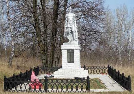 д. Кожля Курчатовского р-на. Памятник, установленный в 1965 году на братской могиле, в которой похоронено 39 советских воинов, в т.ч. 28 неизвестных.