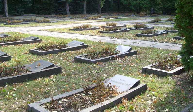 Группы одиночных военных могил на Никитском кладбище.
