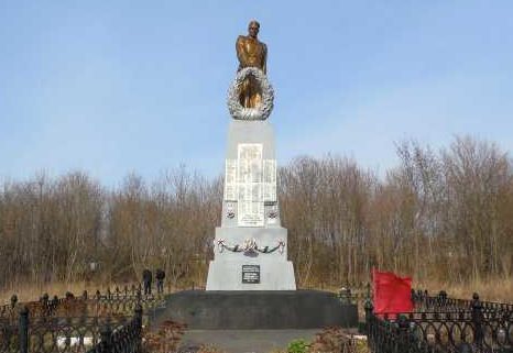 с. Колпаково Курчатовского р-на. Памятник, установленный в 1957 году на братской могиле, в которой похоронено 1511 советских воинов, в т.ч. 1333 неизвестных.