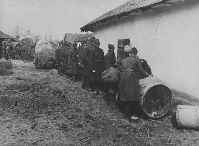 Румынские солдаты в очереди за вином в Приднестровье. Сентябрь 1941 г. 