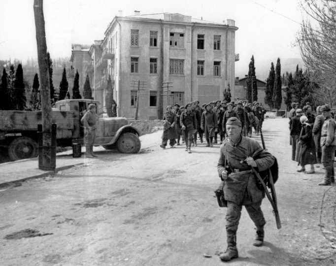 Группа пленных румынских солдат в Алуште. Апрель 1944 г. 