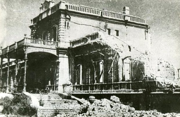 Разрушенное здание железнодорожного вокзала. Август 1943 г. 