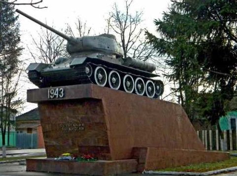 г. Дмитриев-Льговский. Танк Т-34-85 установленный в честь советских танкистов, освобождавших Дмитриев. 