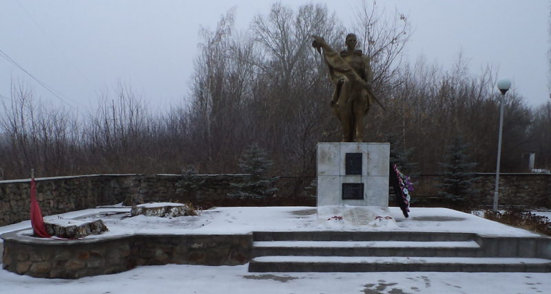 г. Курчатов. Памятник, установленный в 1953 году на братской могиле, в которой похоронено 190 советских воинов, в т.ч. 142 неизвестных.