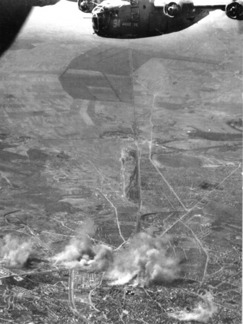 Американские бомбардировщики В-24 бомбят сортировочные станции в Бухаресте. Апрель 1944 г.