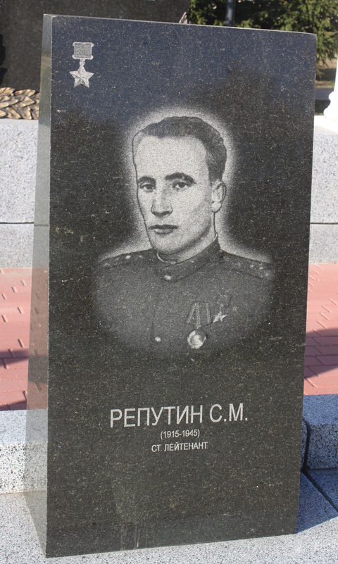 Памятники на Алее Героев. 