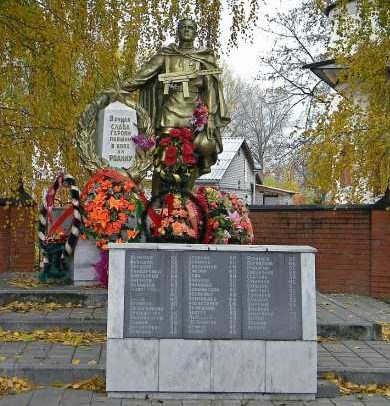 г. Курчатов, с. Успенка. Памятник, установленный в 1958 году на братской могиле, в которой похоронено 190 советских воинов, в т.ч. 142 неизвестных.