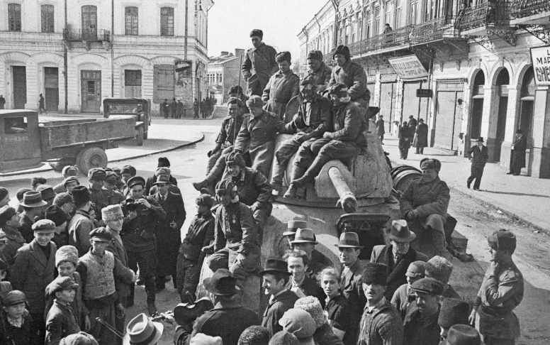 Жители румынского городка Ботошани с красноармейцами. Апрель 1944 г. 