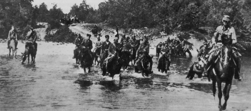 Кавалеристы Вермахта, набранные из коллаборационистов, переходит реку на Северном Кавказе. 1942 г. 