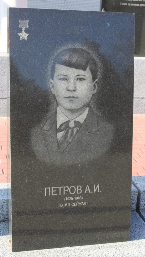 Памятники на Алее Героев. 