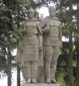 с. Никольское Курчатовского р-на. Памятник, установленный на братской могиле, в которой похоронено 130 советских воинов, в т.ч. 125 неизвестных.