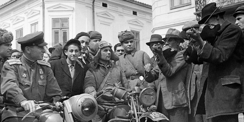 Жители румынского городка Ботошани с красноармейцами. Апрель 1944 г. 