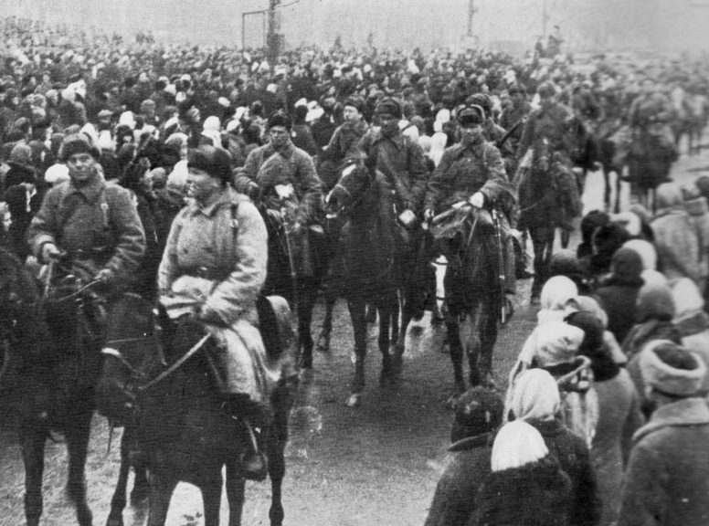 Советские кавалеристы на марше. 1943 г. 