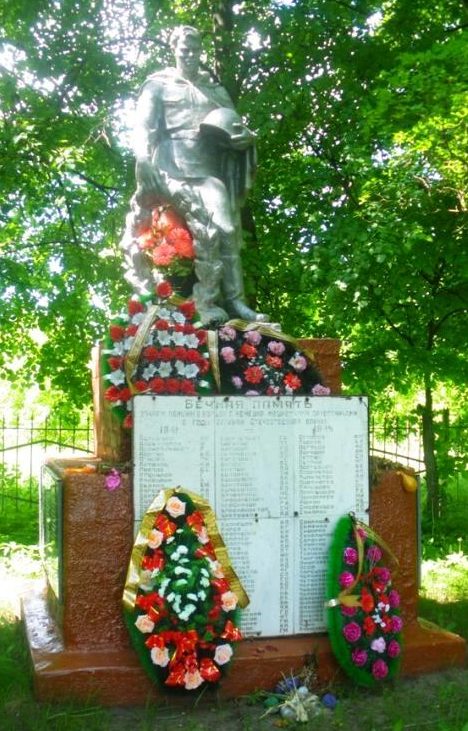 с. Коробкино Дмитриевского р-на. Памятник, установленный в 1965 году на братской могиле, в которой похоронено 1000 советских воинов, в т.ч. 872 неизвестных.