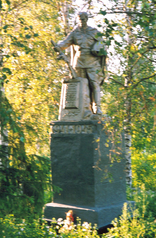 с. Банищи Льговского р-на. Памятник, установленный на братской могиле, в которой похоронено 80 советских воинов. 