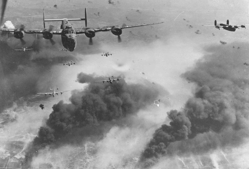 B-24 уходят после бомбардировки Плоешти. 31 мая 1944 г.