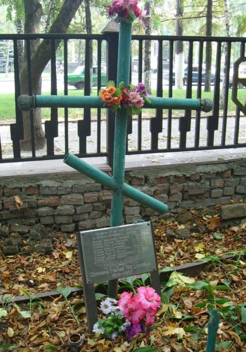 Братская могила мирных жителей погибших в первую бомбежку Курска.