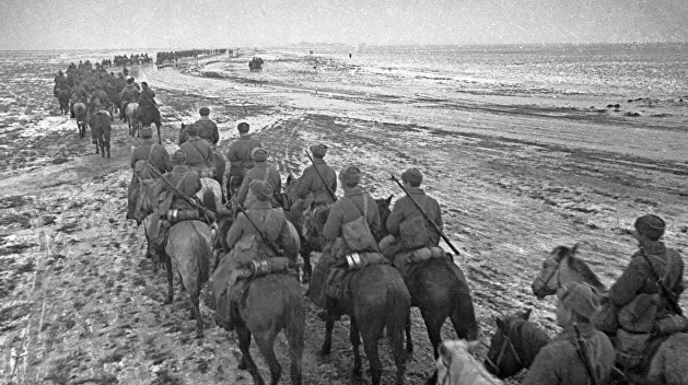 Советские кавалеристы на марше. 1943 г. 