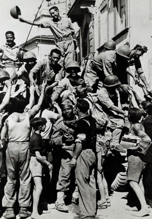 Бразильские солдаты с местным населением. Италии, апрель 1945 г.