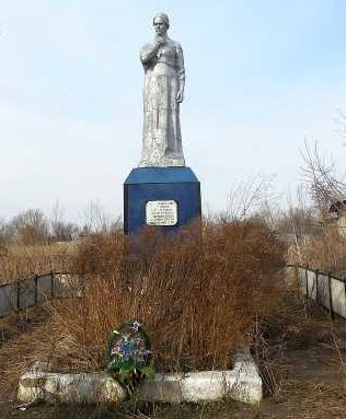с. Большие Угоны Льговского р-на. Памятник, установленный в 1968 году на братской могиле, в которой похоронено 492 советских воинов. 