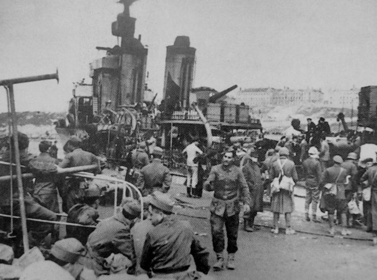 Румынские солдаты ждут эвакуации в порту Севастополя. Май 1944 г. 