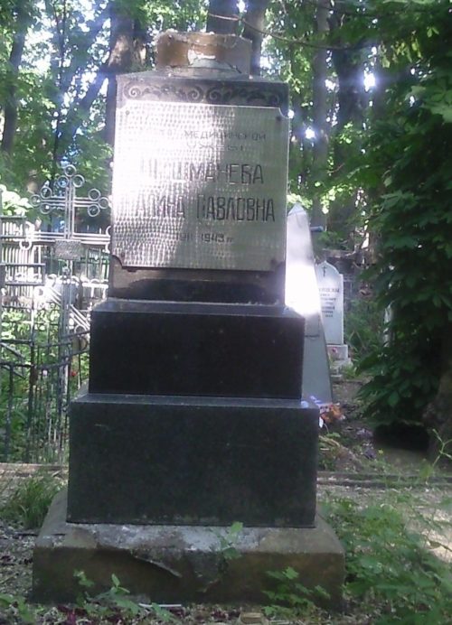 Памятник на могиле майора медицинской службы Шишманевой Г.П., погибшей в бою с немецко-фашистскими захватчиками в 1943 году.