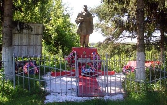 с. Меловое Дмитриевского р-на. Памятник, установленный в 1966 году на братской могиле, в которой похоронено 247 советских воинов.
