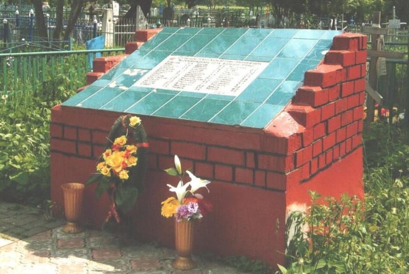 с. Большие Угоны Льговского р-на. Памятник, установленный в 1965 году на братской могиле, в которой похоронено 299 советских воинов, в т.ч. 199 неизвестных.