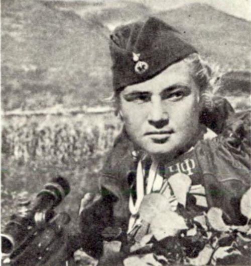 Снайпер 255-й бригады морской пехоты Лиза Миронова на «Малой земле». 1943 г.