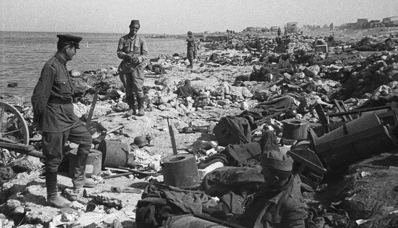 Убитые и раненые румынские солдаты на берегу Казачьей бухты в Севастополе. Май 1944 г.