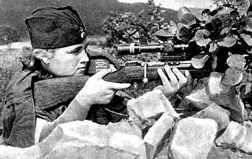 Снайпер 255-й бригады морской пехоты Лиза Миронова на «Малой земле». 1943 г. 