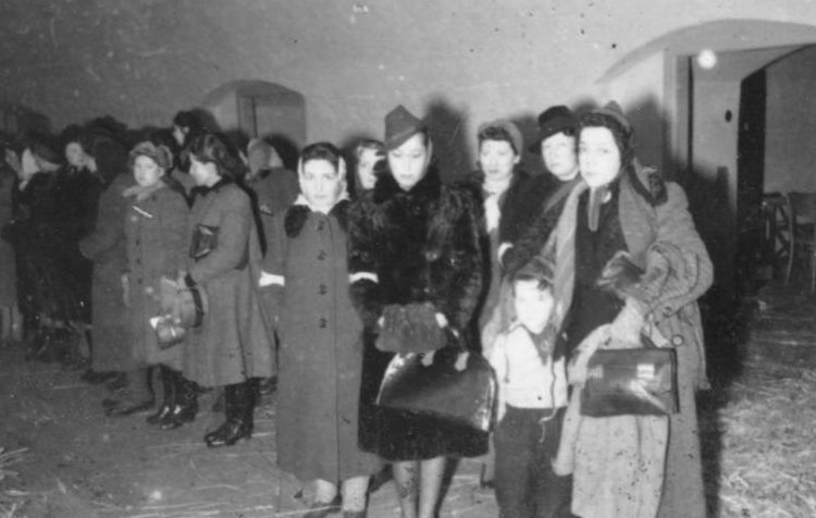 Погрузка евреев для депортации. Декабрь 1941 г.
