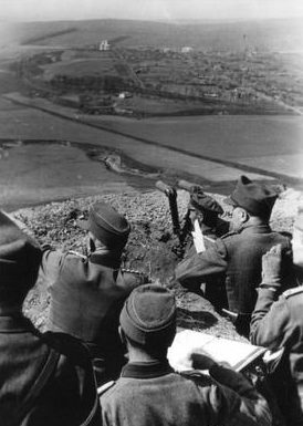 Румынские и немецкие офицеры наблюдают за советскими позициями. Яссы, май 1944 г.