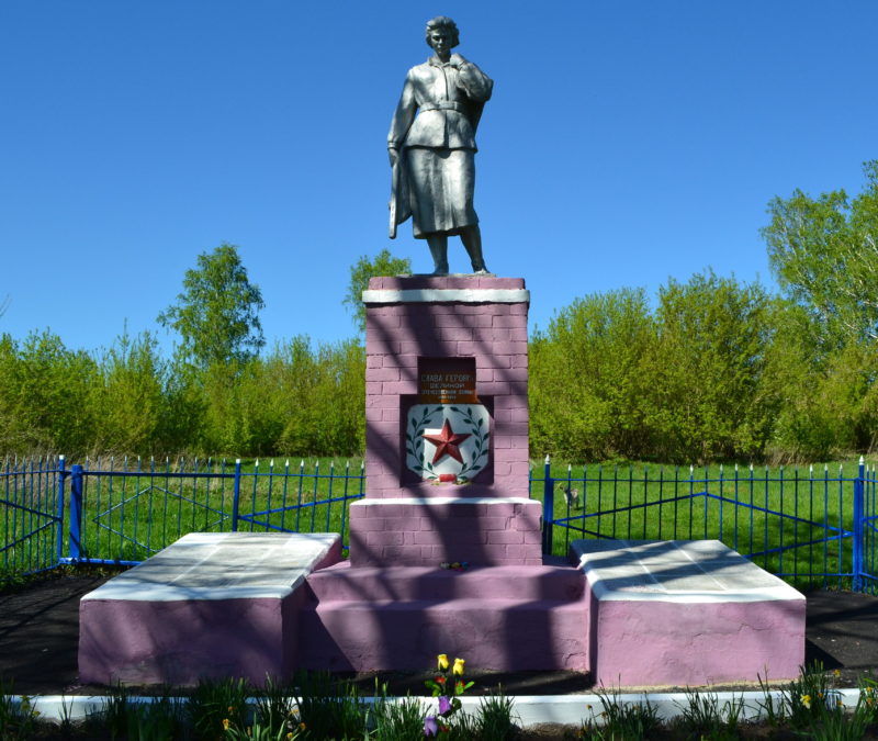 с. Неварь Дмитриевского р-на. Памятник, установленный в 1965 году на братской могиле, в которой похоронено 279 советских воинов.